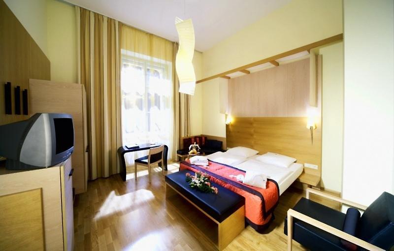 Falkensteiner Boutique Hotel Prague Exterior photo A typical hotel room